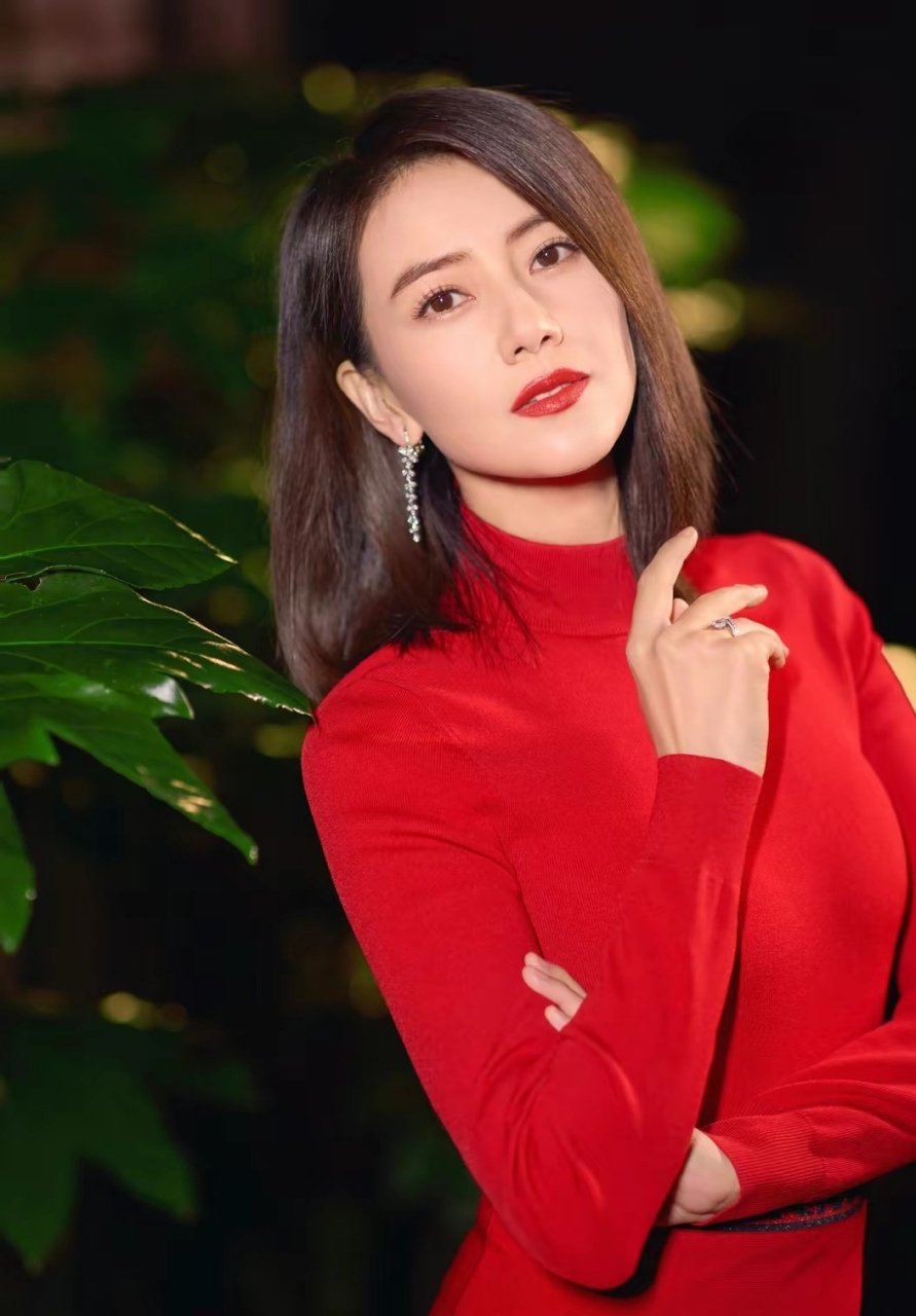 高圆圆身穿粉红色套裙,齐肩短发,清新知性的气质扑面而来.