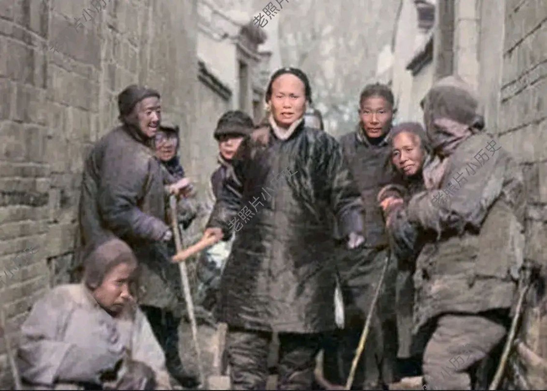 1905年,地主婆的老照片,镜头中的地主婆衣着华丽,气势十足,迈着六亲不