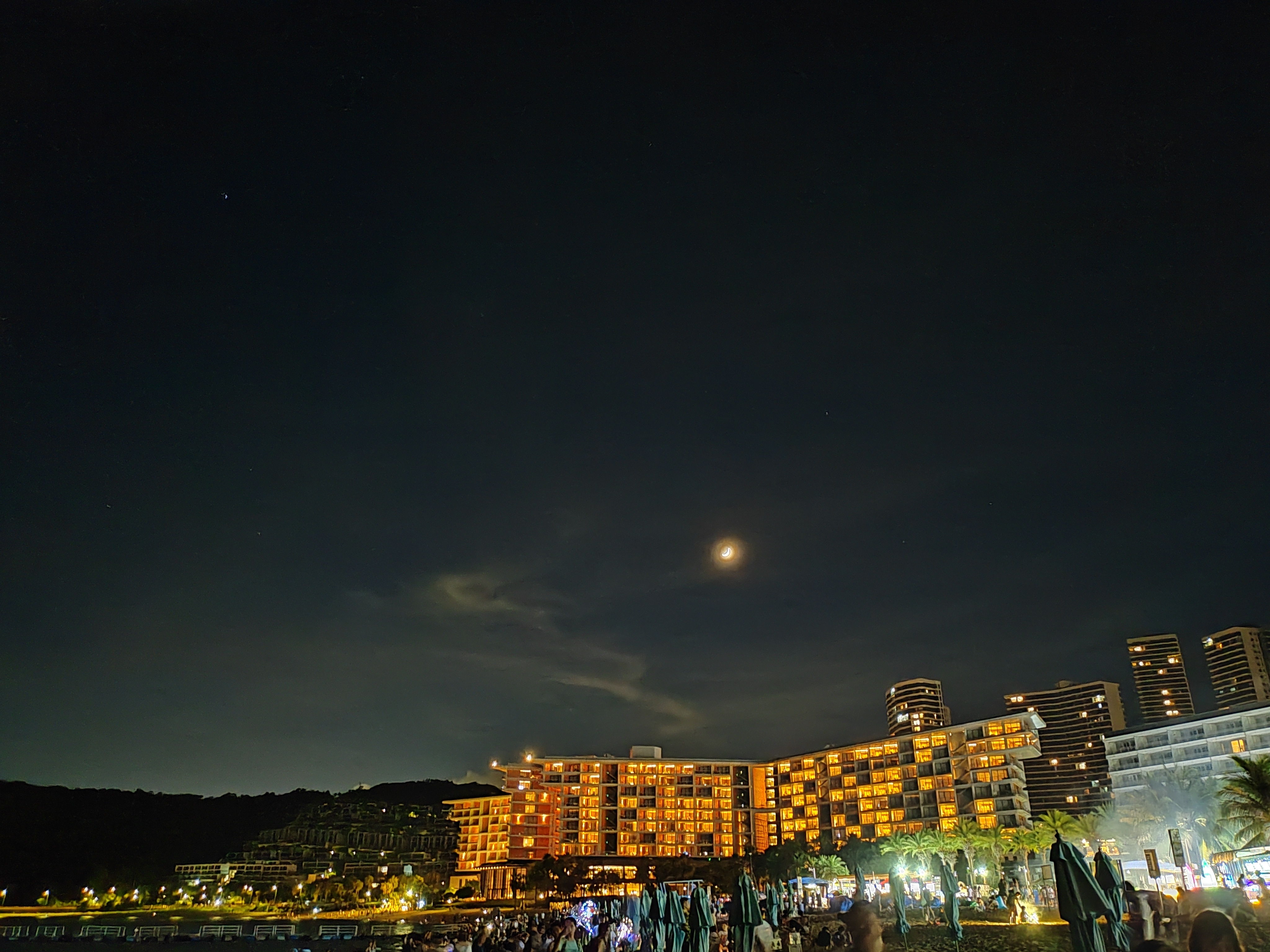 夏天夜晚海滩上