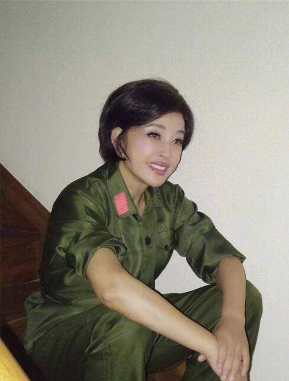 目睹刘晓庆身着军装的照片,让人又想到那款经典难忘的65式军服!