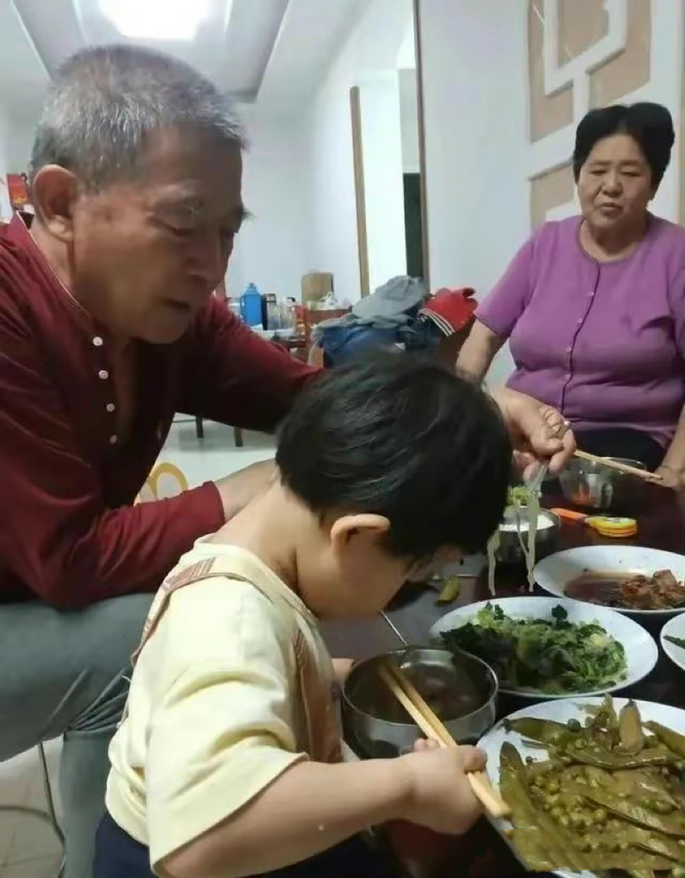 小"天赐"4岁了,可她爸爸如今74岁,妈妈71岁,还能陪她几年呢?