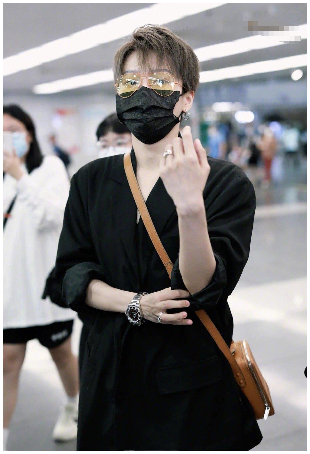 刘雨昕这机场造型也太帅了!卡其色西装黑色衬衫,太有范儿