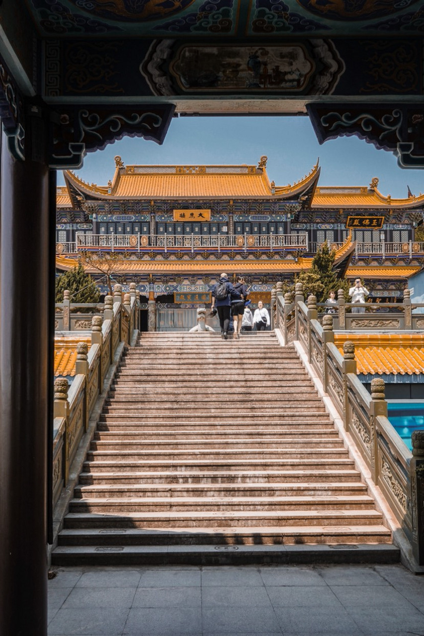 舟山旅行|嵊泗大悲山灵音禅寺|面朝大海 大悲山大灵音寺位于泗礁本岛