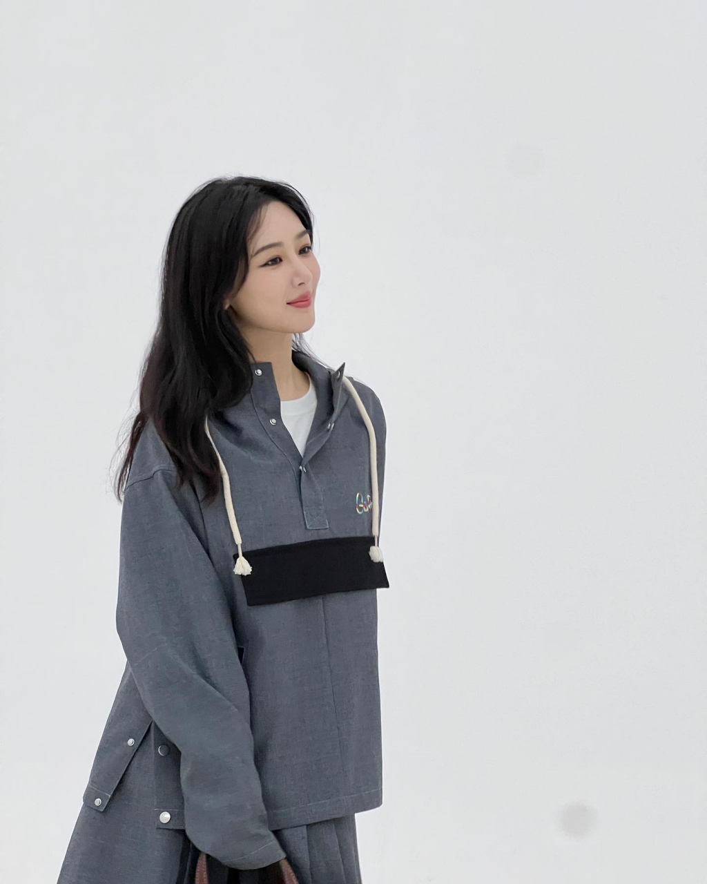 杨紫ins营业真美啊,没有刘海长发披肩,灰色短裙套装搭长筒鞋,状态真好