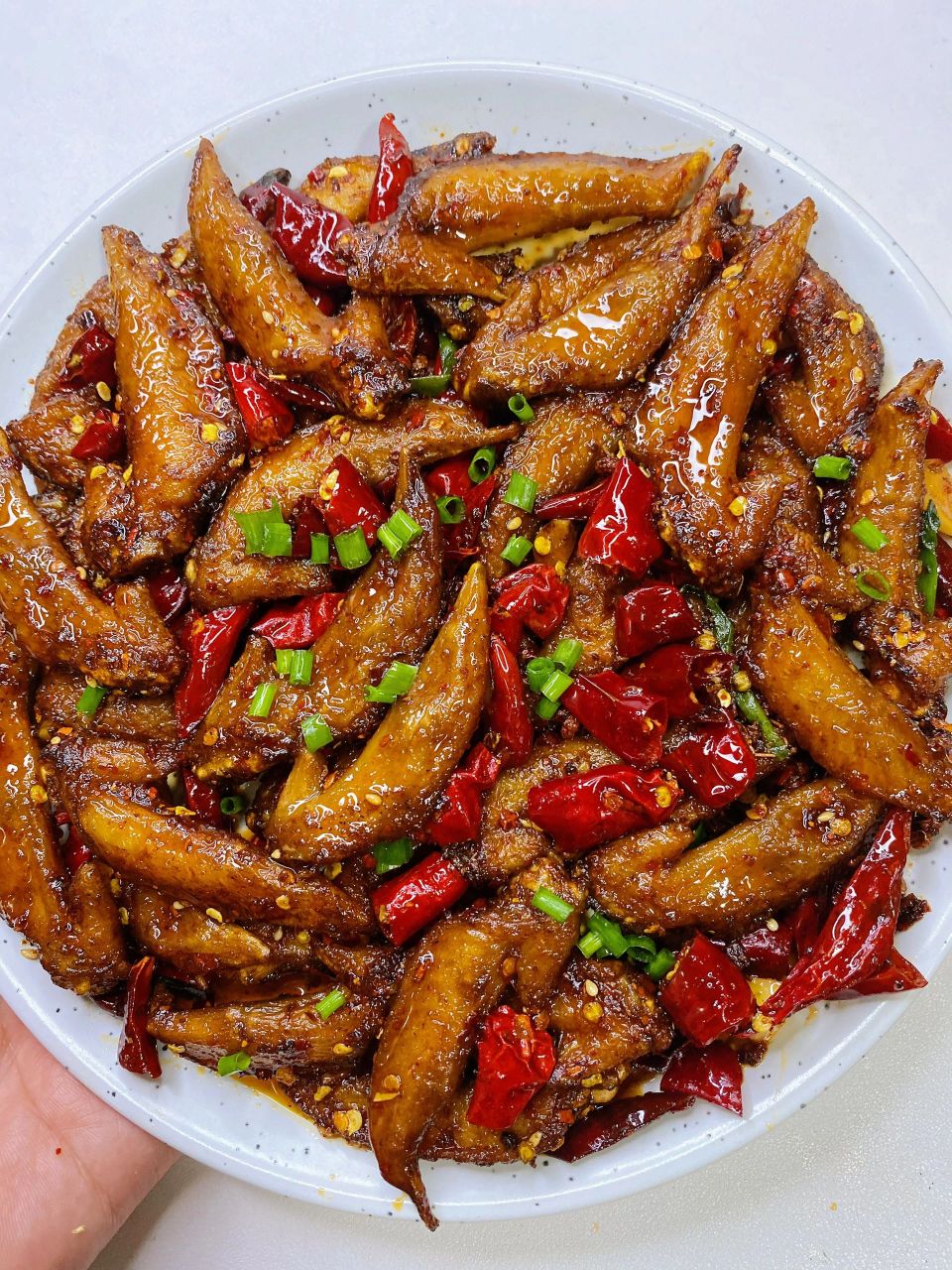 干锅鸡翅尖 好吃到舔手指 根本停不下来95食材: 鸡翅尖,葱姜蒜,花椒