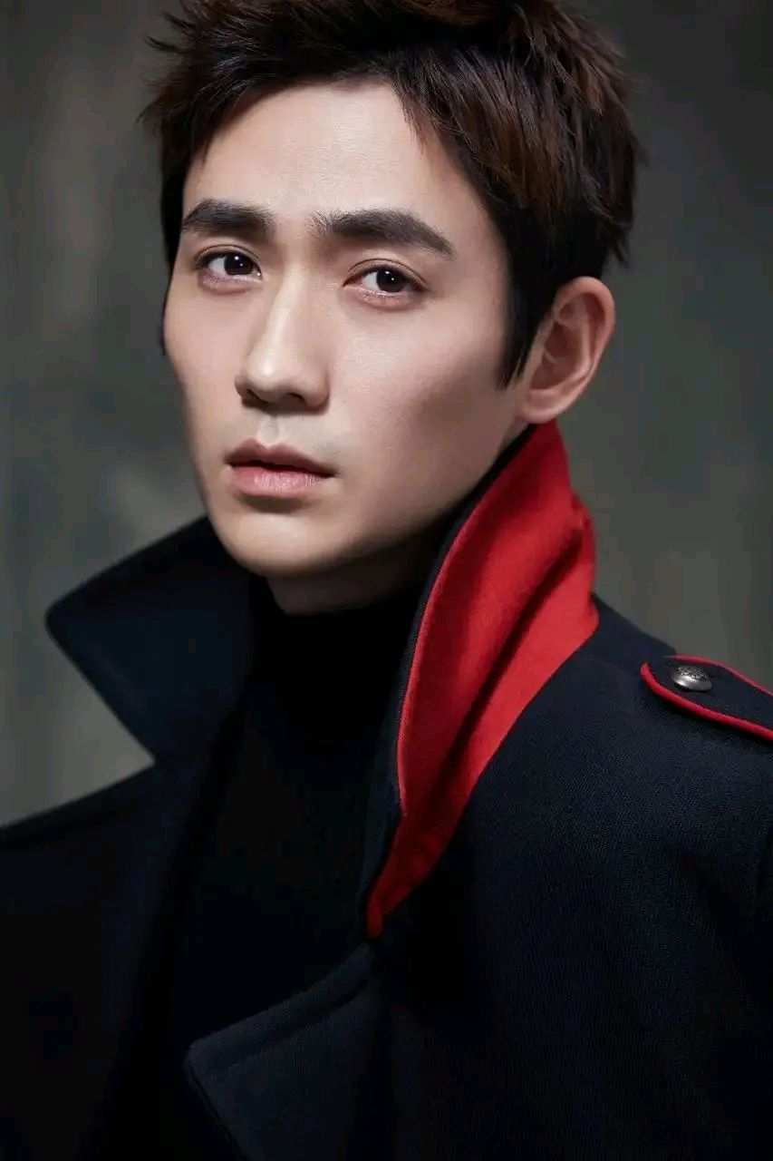 朱一龙,毕业于北京电影学院,上学的时候,其他班级都去拍戏,或者拍广告