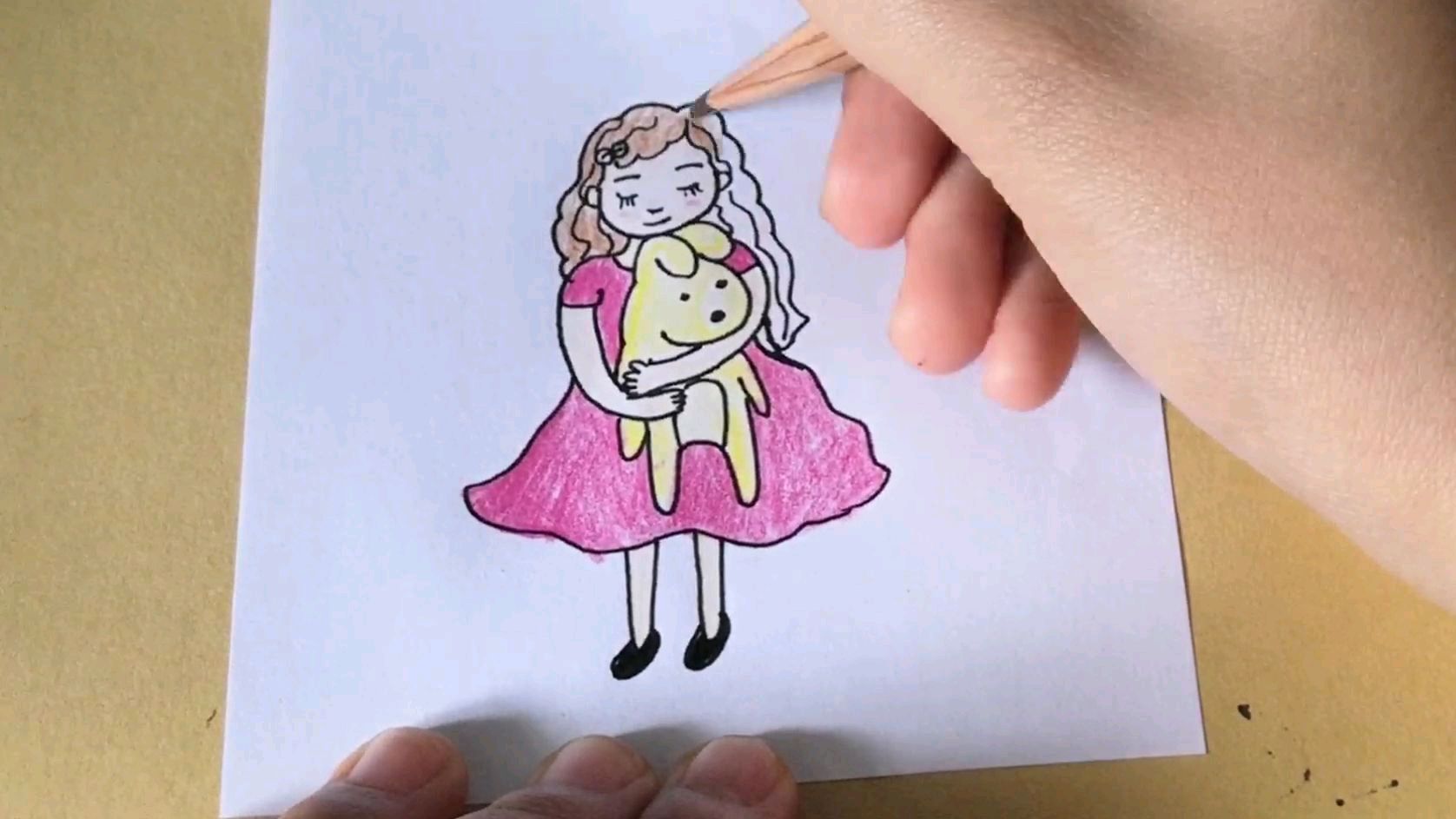 (简笔画)抱着玩偶的女孩～