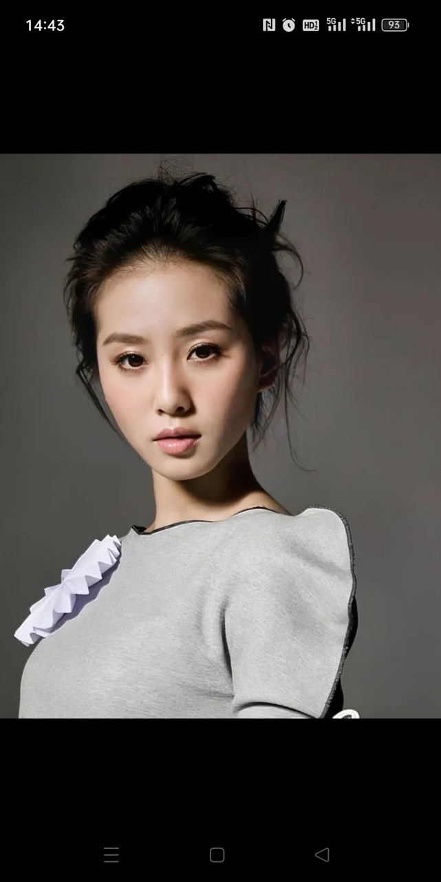 郭敬明对男友的要求就是必须一米八,八块腹肌没有的话,六块也是能接受