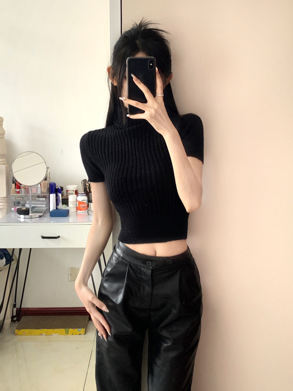 针织短上衣77皮裤 嘎嘎显腿长!