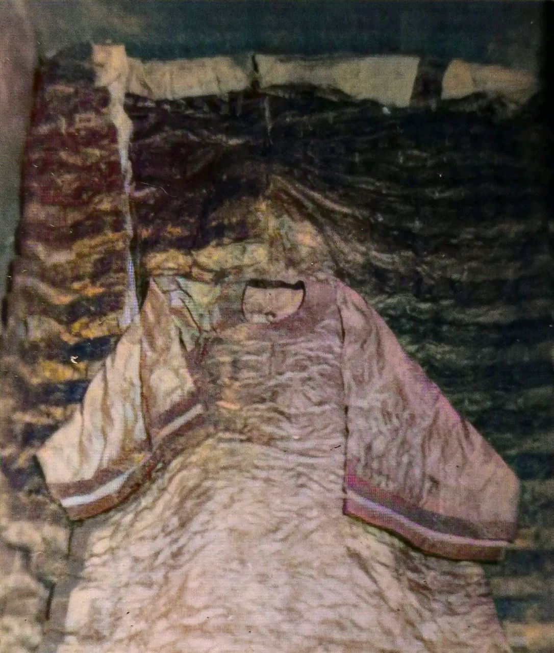 984年1月,清东陵文物所清理慈禧太后内棺拍摄的慈禧太后遗骸,是干尸的