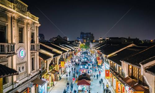1杭州河坊街 杭州夜市美食街里,在外地游客中名声最大的,自然是河坊街
