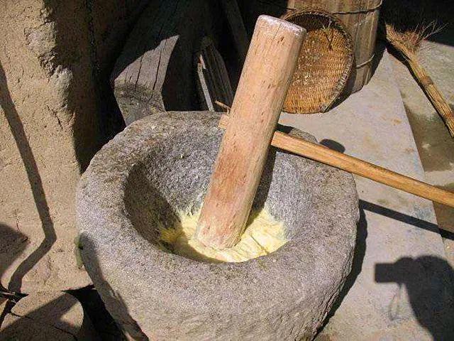 据我观察:捣米时,木棰下去能捣到米,可是抬起来