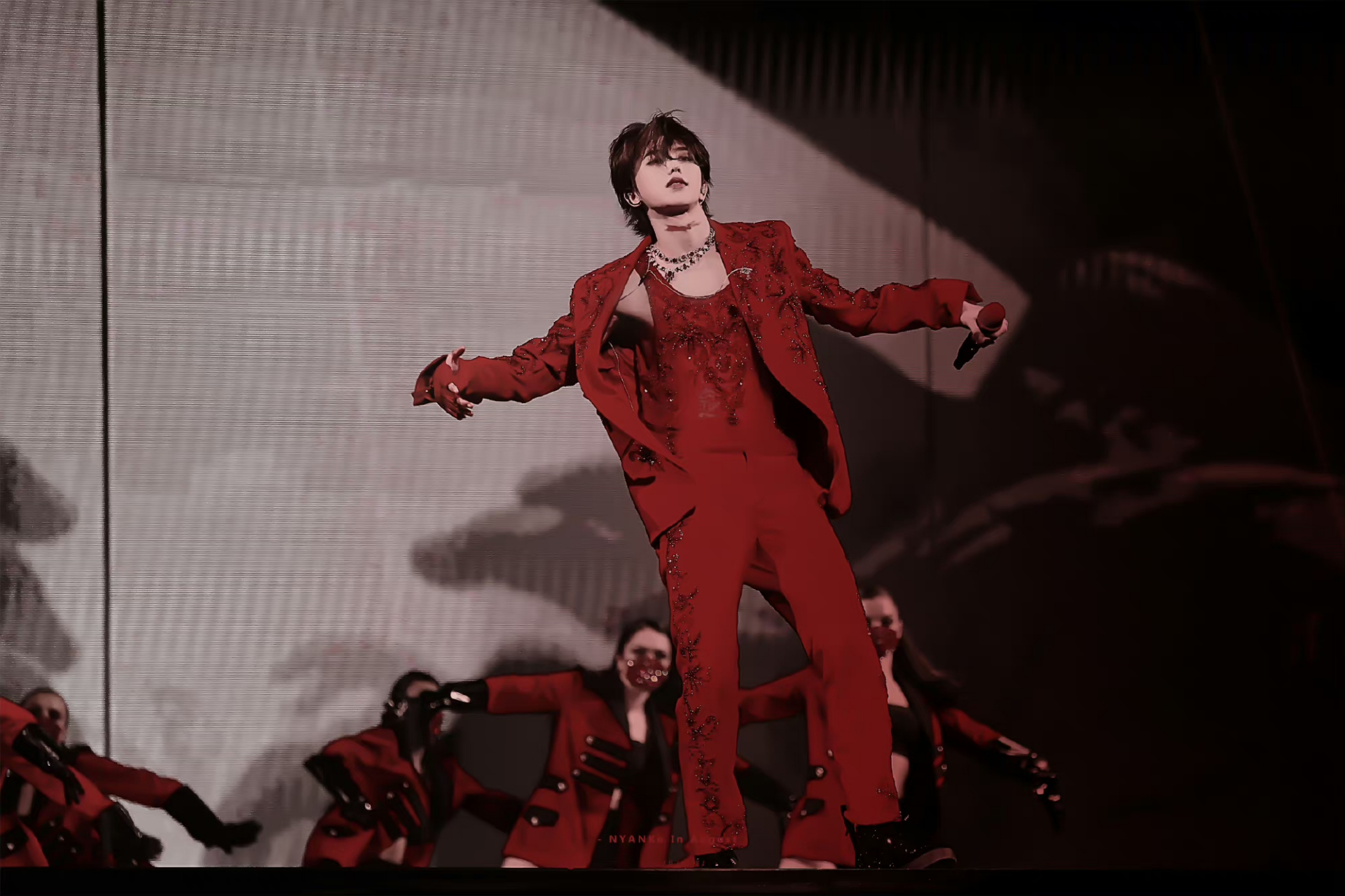 15新加坡场饭拍,蔡徐坤红衣《现象》登场#蔡徐坤风波后开演唱会引争议