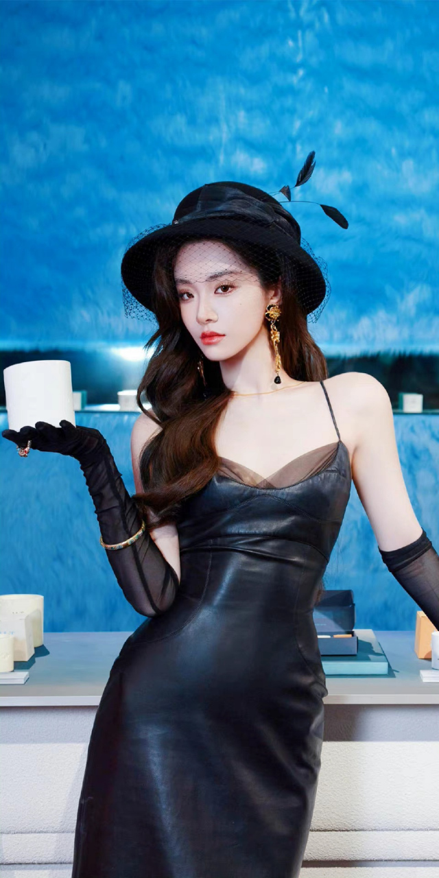 喻言# 黑色性感紧身裙,冷艳高贵,风情万种