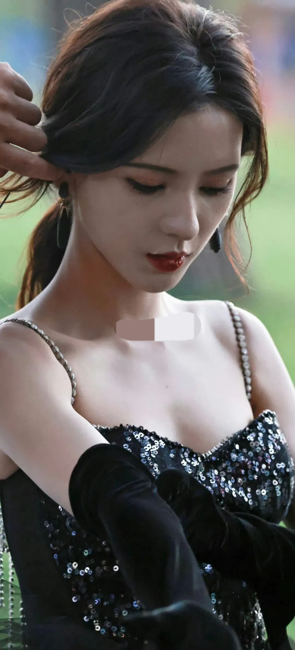 张予曦穿吊带秀身材,美得不敢认.