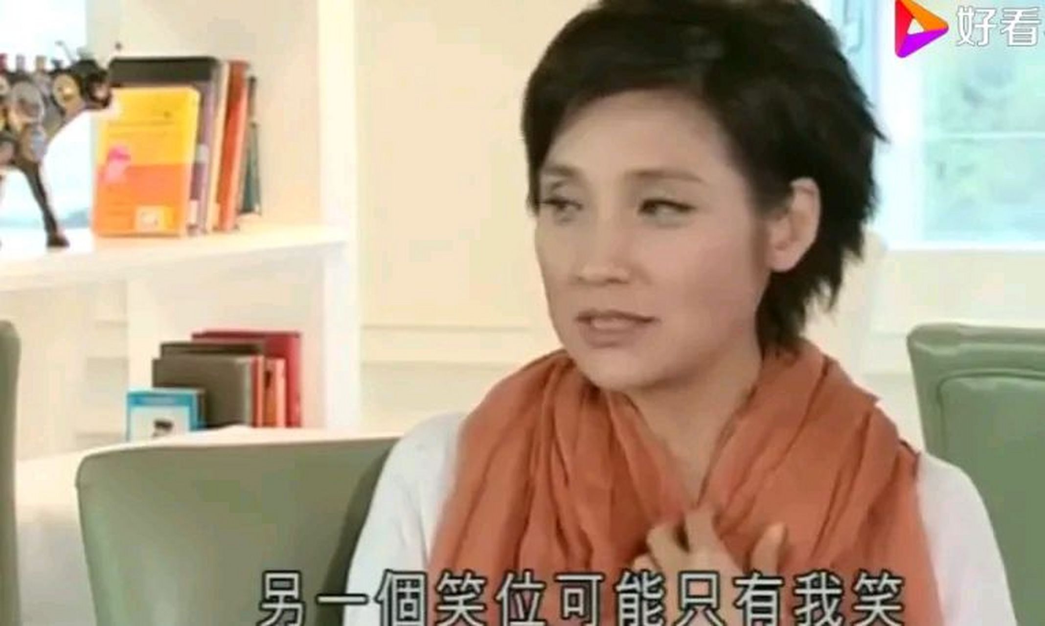 戚美珍说:"我和周星驰真的是从小玩大的,因为我家的眼镜铺正正开在