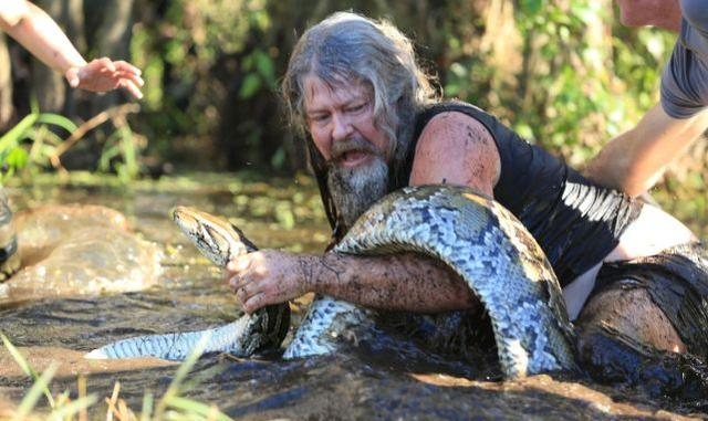 在野外被巨蟒缠绕,还能幸存吗?有人亲自体验被蛇咬后发现了问题