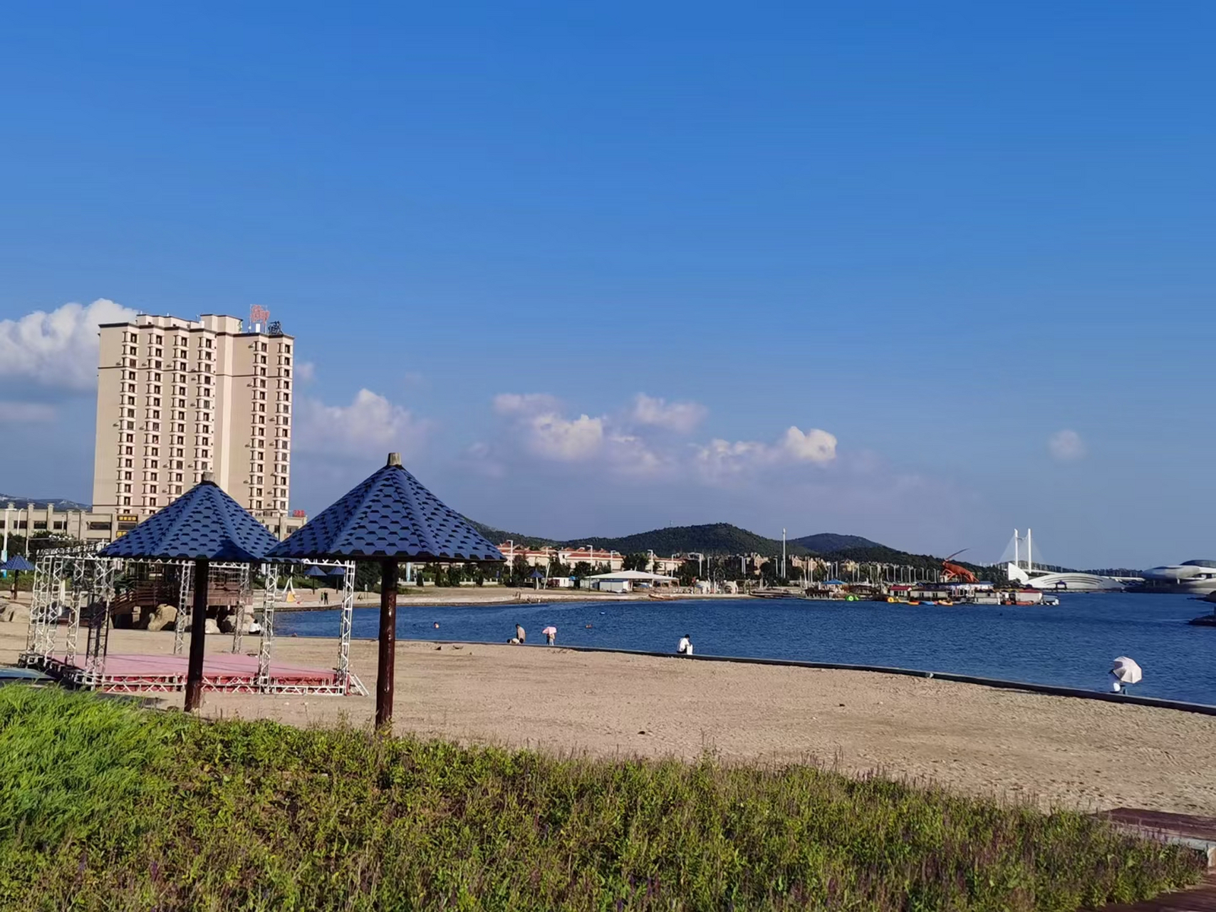 金州的世茂御龙海湾,这是我认为大连最美的海滩和亲海地之一,告别喧嚣