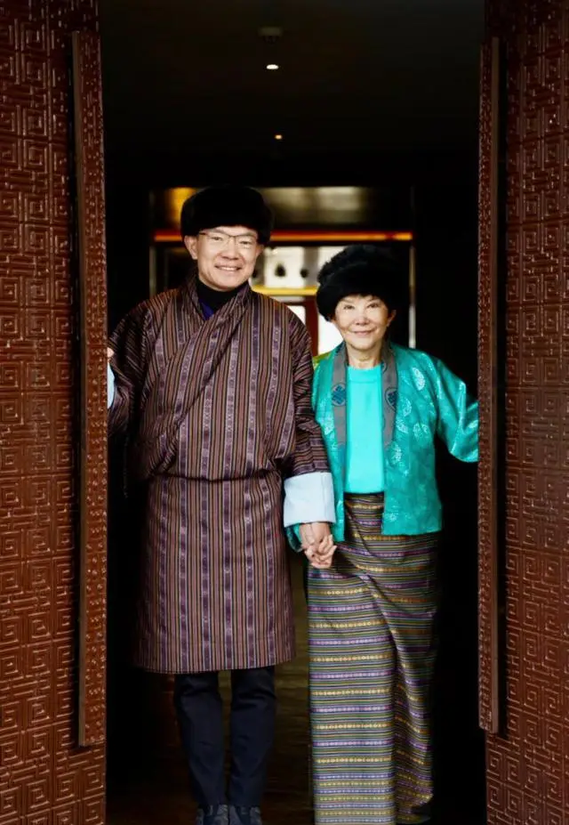 78岁白韵琴罕见露面老态显现,和谢伟俊姐弟恋32年依然十指相扣