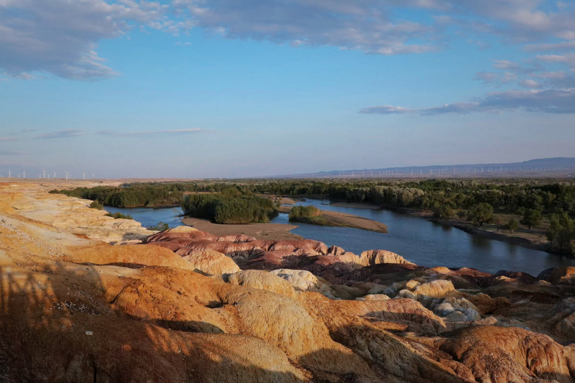 新疆昌吉五彩湾又称五彩城,上千年的风雨,将五彩湾分割成一座座孤立的