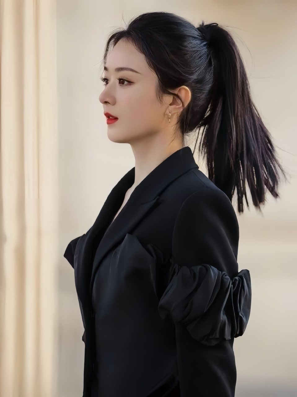 赵丽颖昔日的黑色西装穿搭可谓经典之作