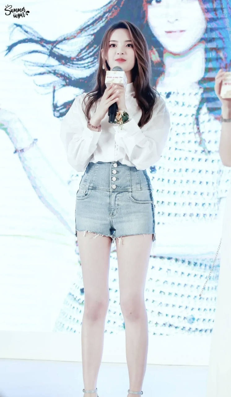 杨超越一字带高跟鞋 牛仔热裤大长腿#杨超越