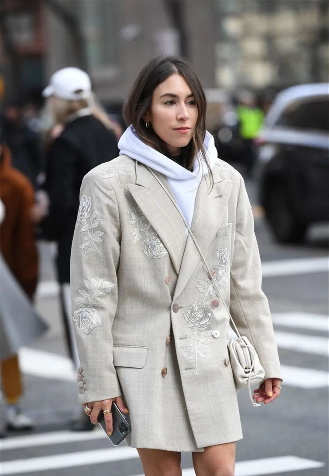 白色卫衣的几种搭配思路你学会了吗?