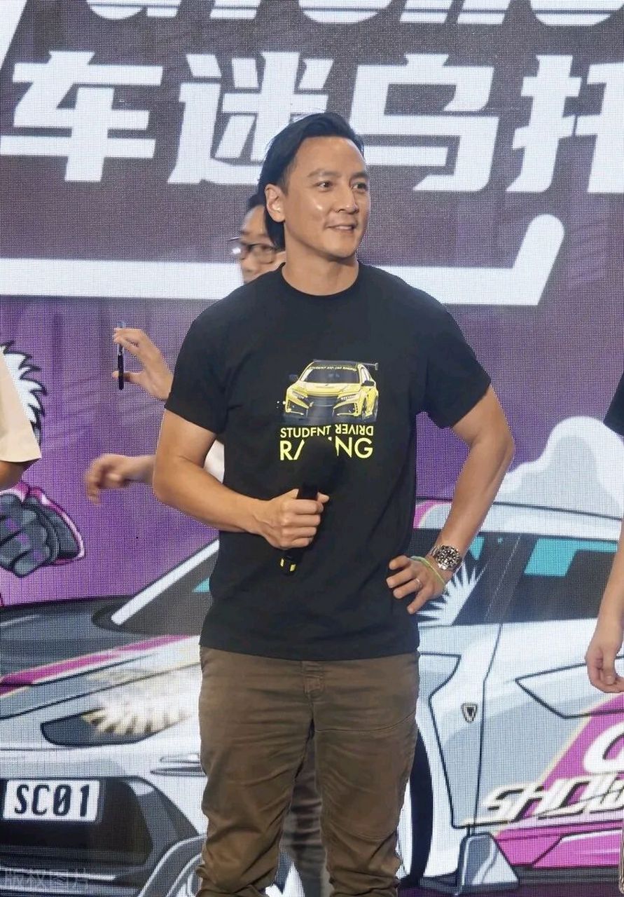 吴彦祖的身材是非常健硕的,他留着帅气的发型,笑起