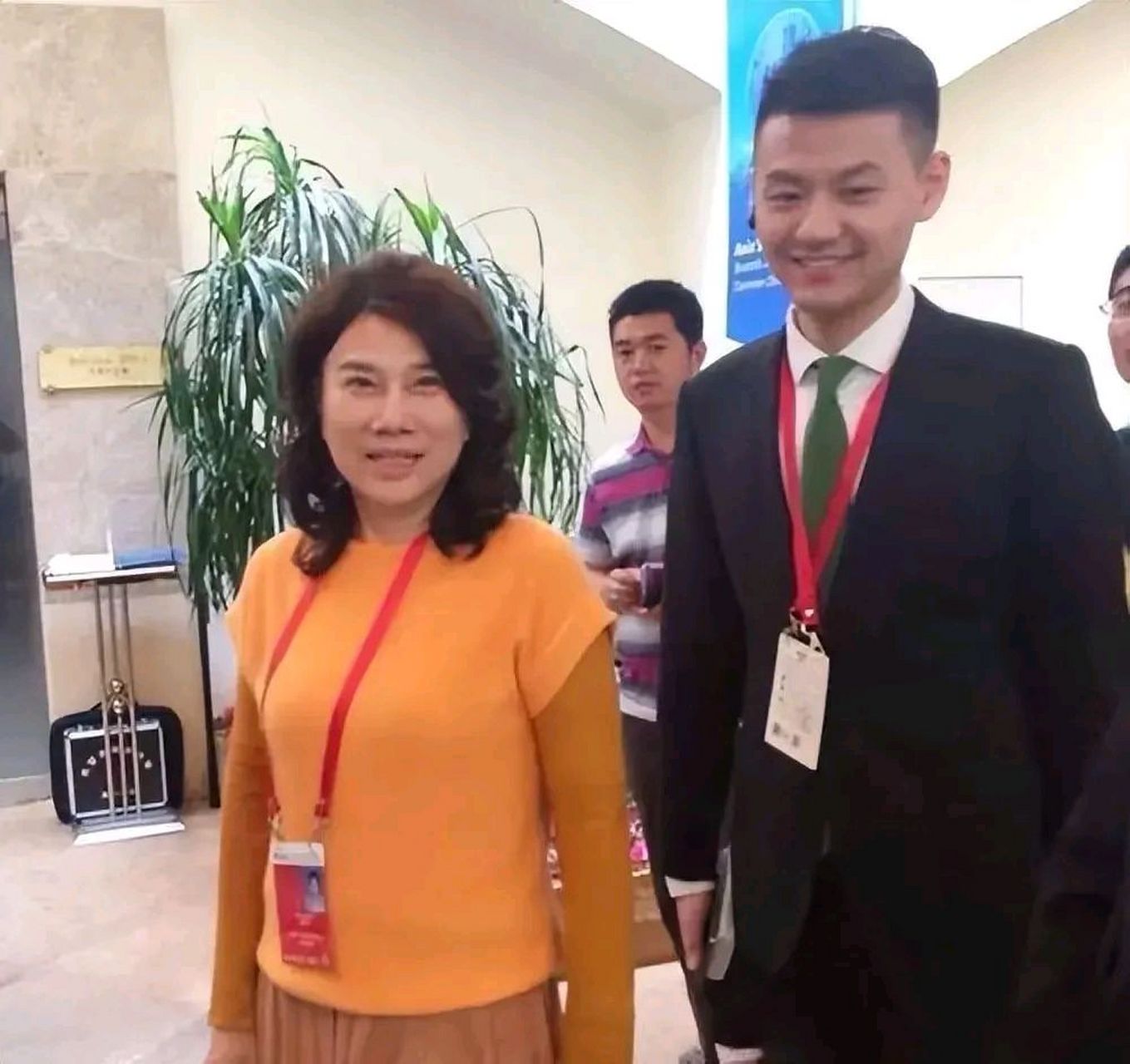照片中的小伙子是董明珠董事长的唯一儿子,他的几个做法让人不能理解.
