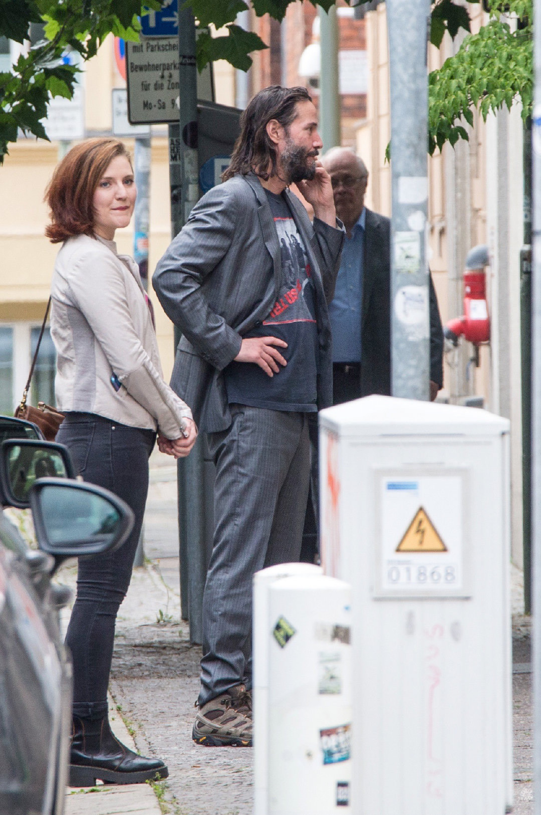 基努·里维斯和女友,凯瑞-安·莫斯以及导演拉娜·沃卓斯基新街拍