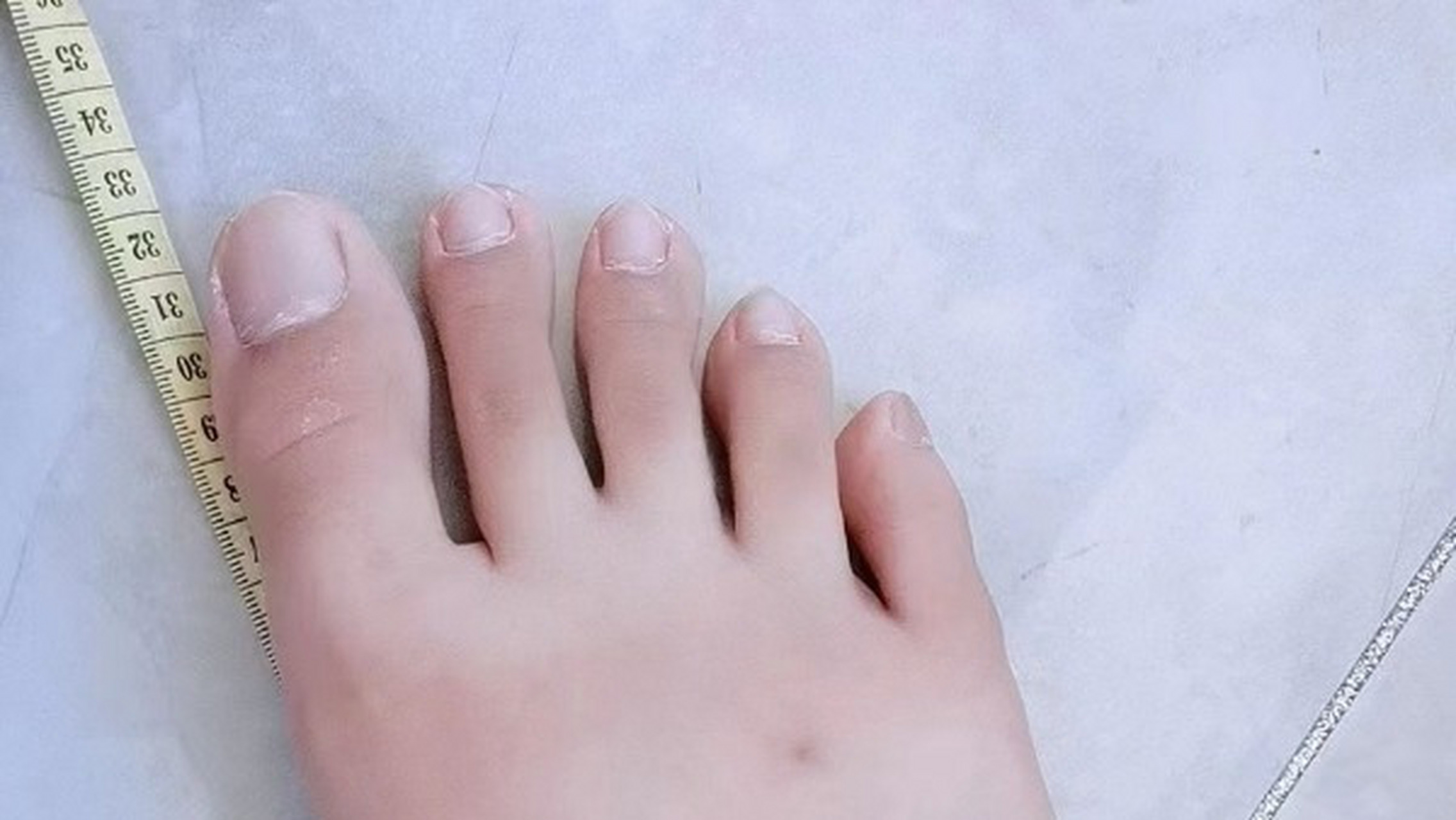 【男孩56码超大脚丫愁坏老妈】 近日,黑龙江哈尔滨一位妈妈在公众号上