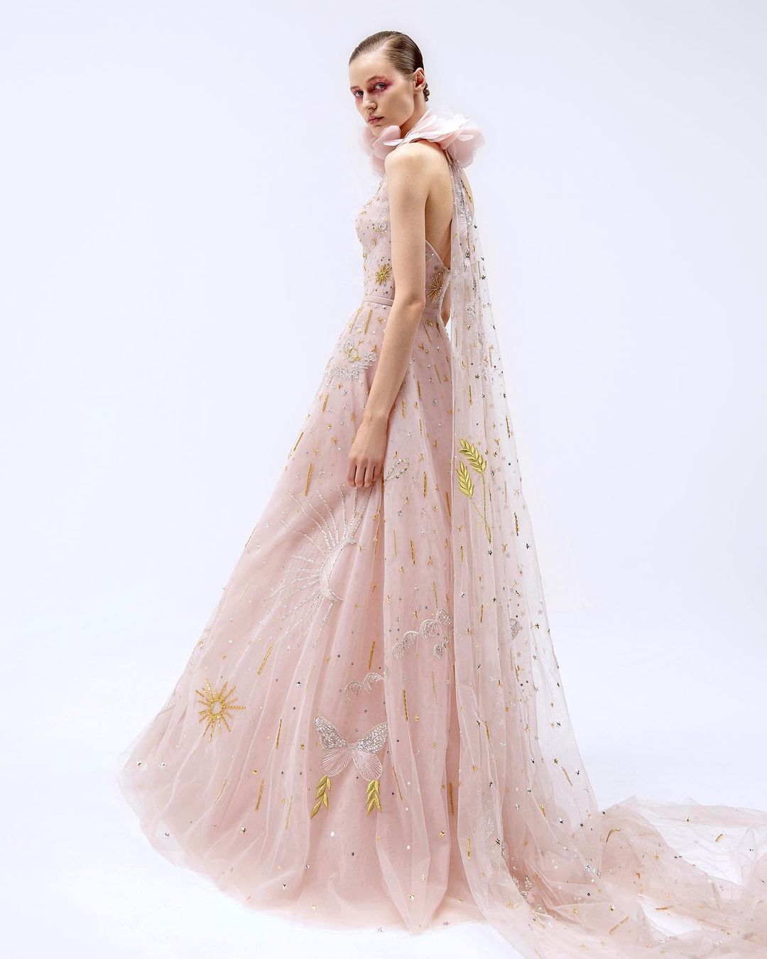 sara mrad"宇宙女神"高定礼服:薄纱褶皱精美绝伦,把梦穿身上