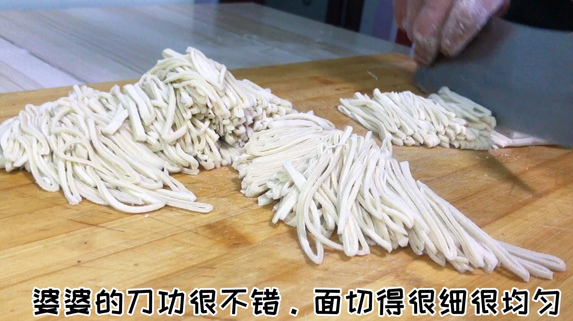 晚上吃手擀面,纯手工制作!比外面卖的面好吃多了!