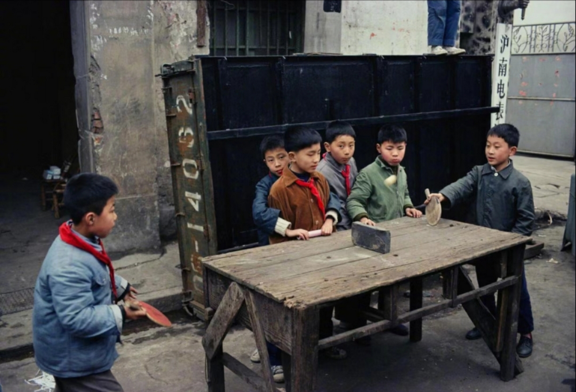 二十世纪七十年代,沪南电表厂两位小朋友在打乒乓球,案子很简单,就是