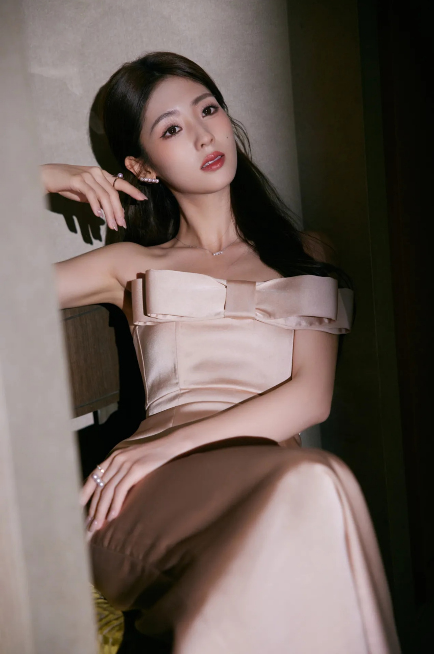 美女刑菲,性感露肩礼服,气质优雅,美艳动人.