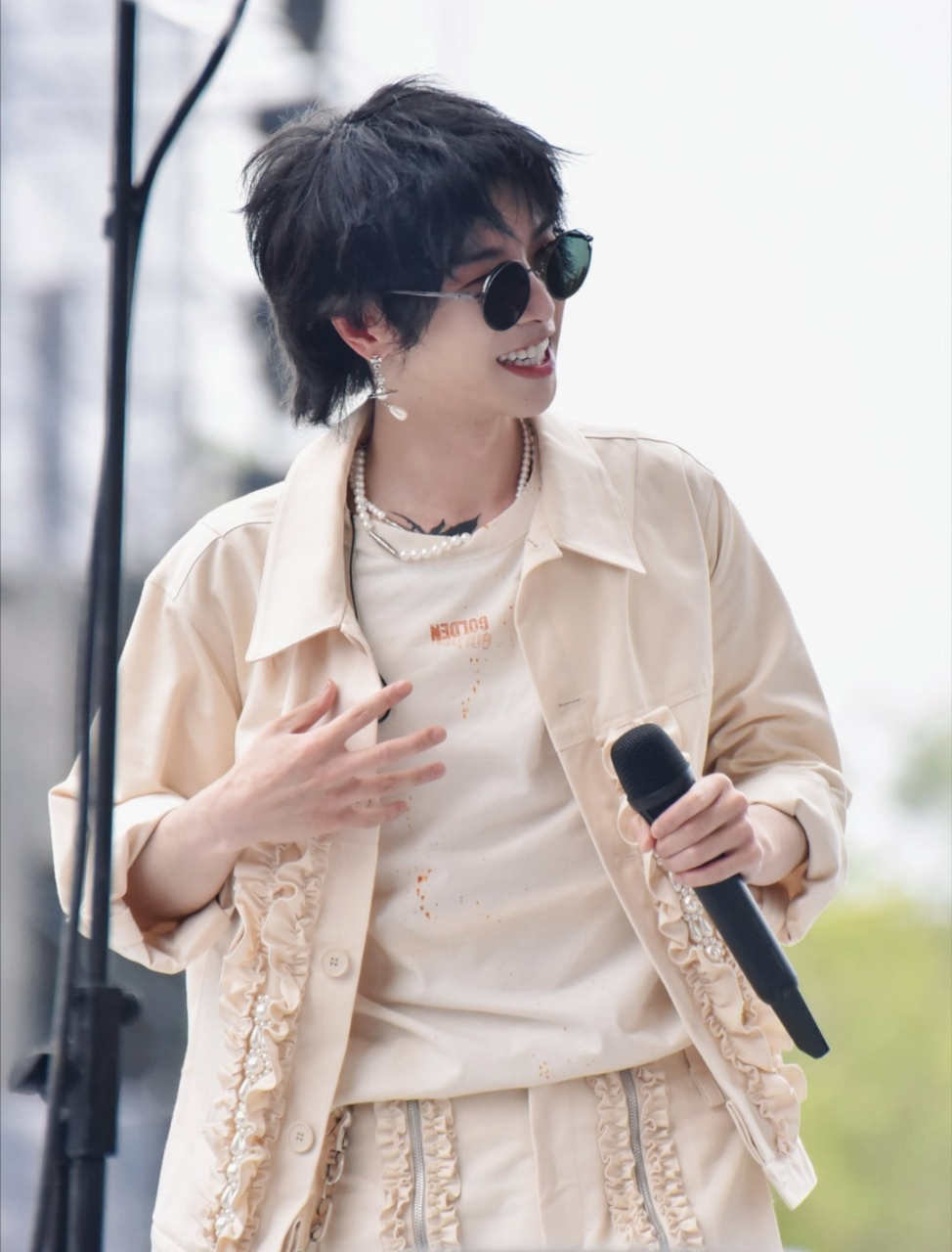 华晨宇红色婚纱# #2023华晨宇火星演唱会# 身穿红色婚纱女子开心的