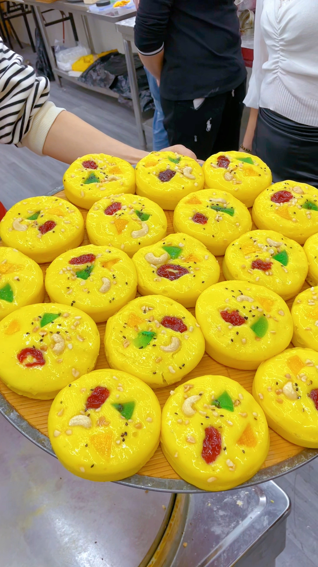 粗粮果蔬饼配方:大米5斤黄豆4两小米2两加水泡10小时然后控干加3.