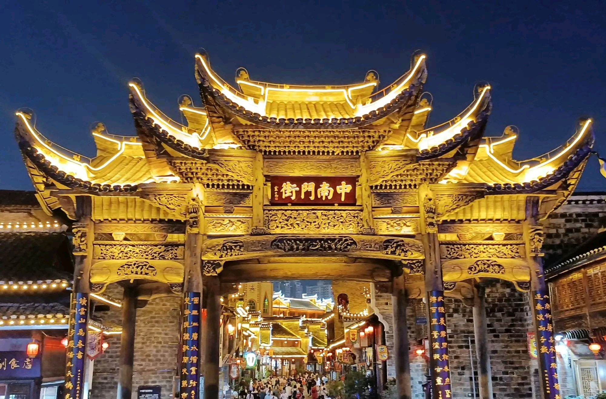 贵州铜仁中南门街,网友戏称这是一座年轻的古城,晚上人山人海