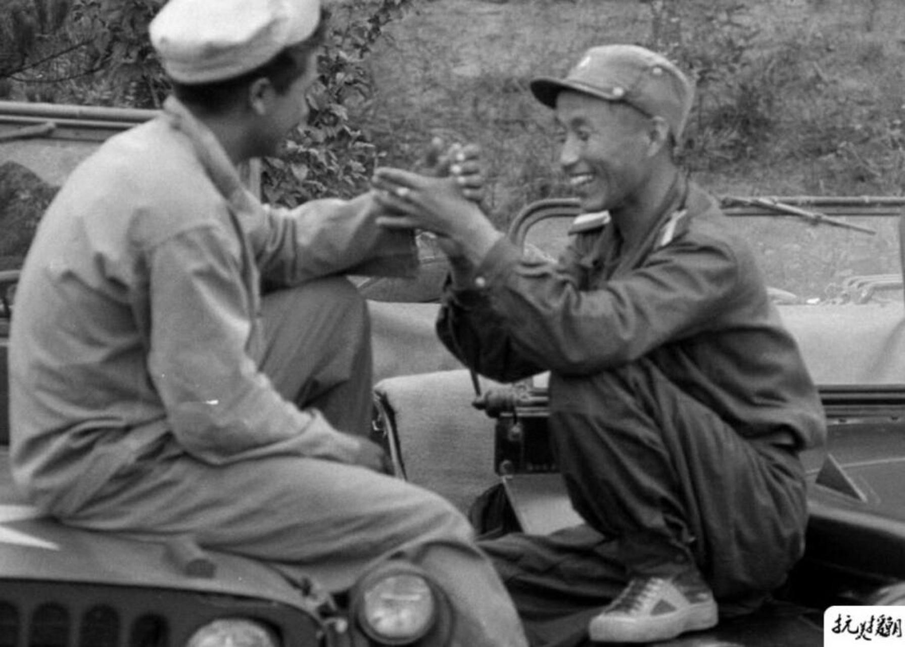 真罕见,美国大兵和朝鲜士兵在玩拆手指游戏,这是发生