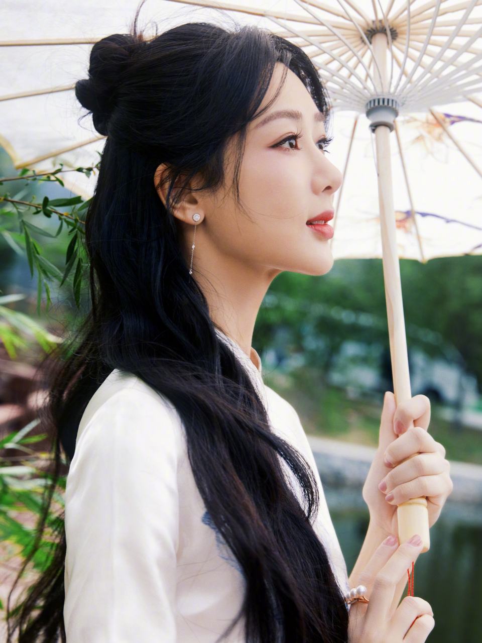 古风古韵的杨紫[温暖]#杨紫# #杨紫穿旗袍惊艳四座