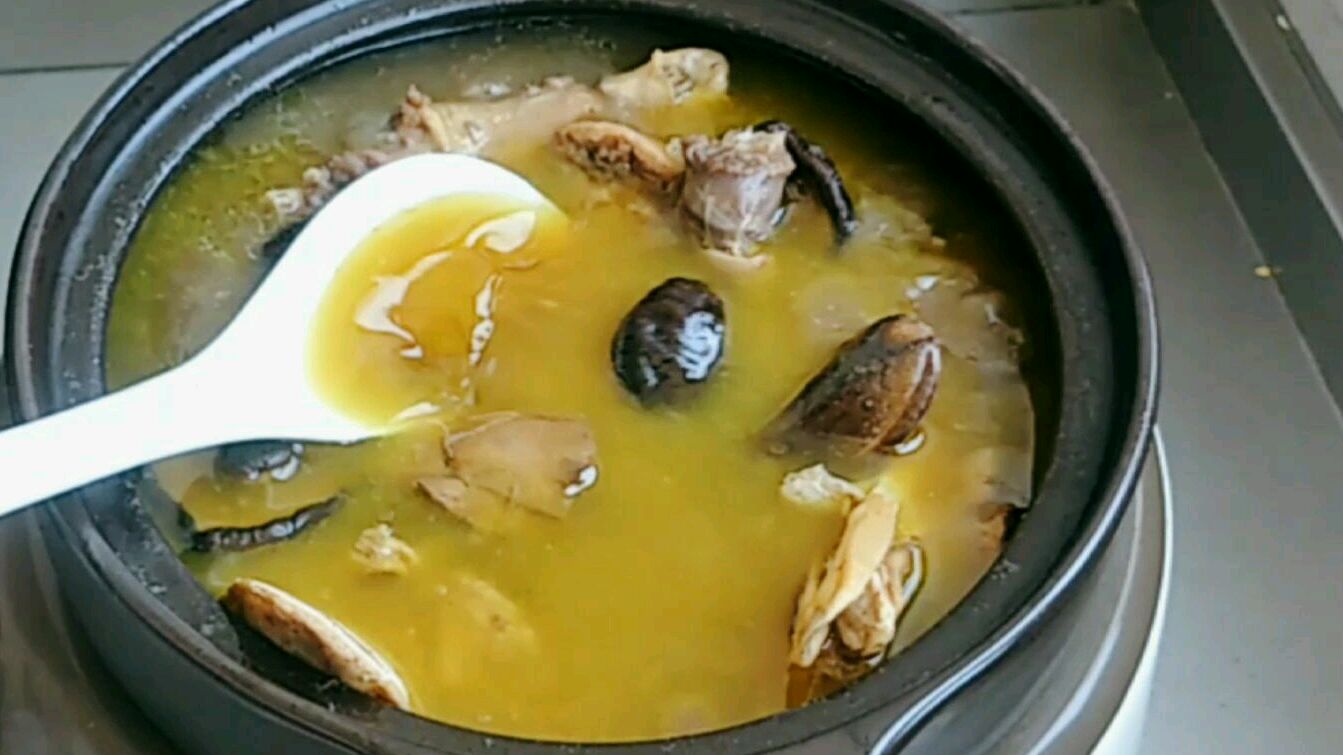 秋季食补佳品(老母鸭墨鱼汤)掌握这招汤汁色泽金黄.香气四溢