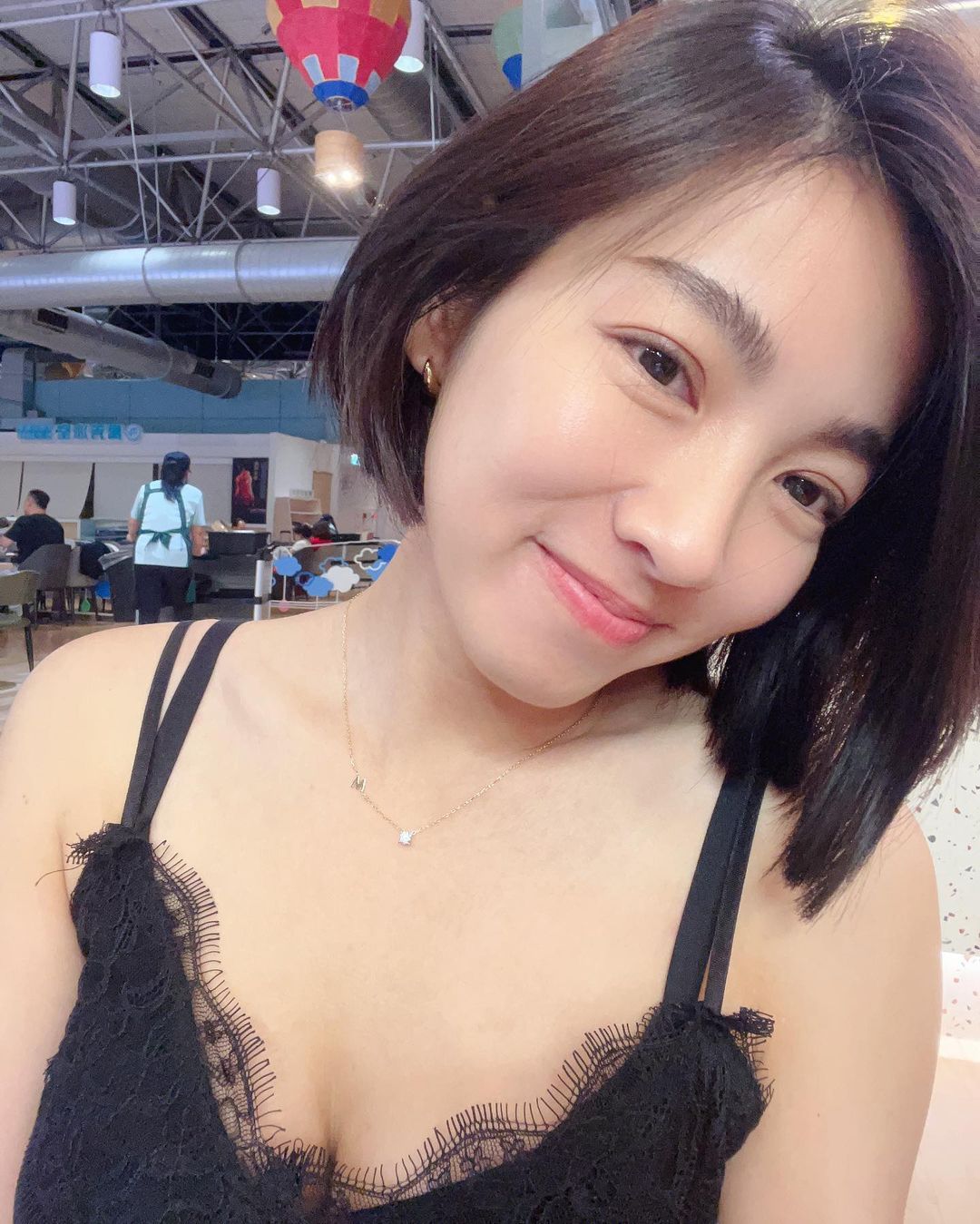 诱人!米可白穿细肩洋装,深v勾勒出完美身材,网友齐赞"好美"