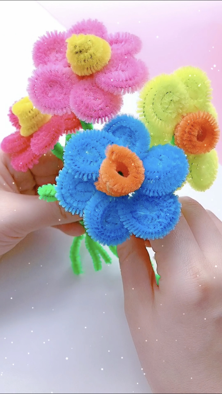 用扭扭棒也能制作漂亮的花朵