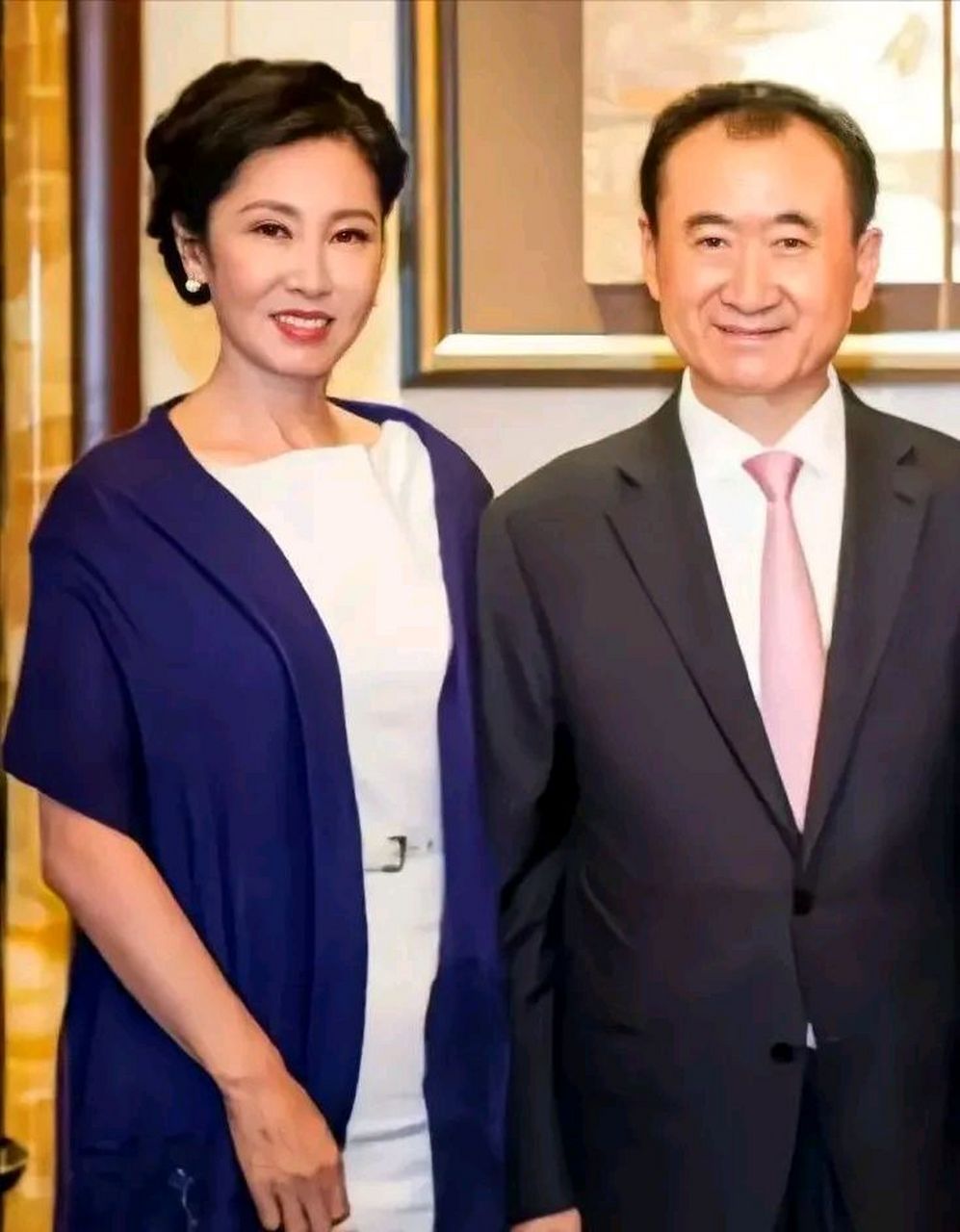 主持问王健林老婆"你老公资产过亿,前几年还是首富,你也算是嫁入豪门