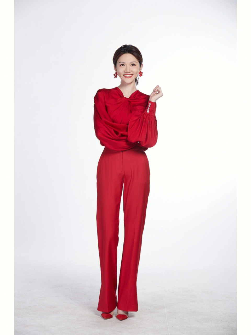 央视美女主持龙洋总决赛收官造型,一身红色系装扮甜美靓丽,特别养眼
