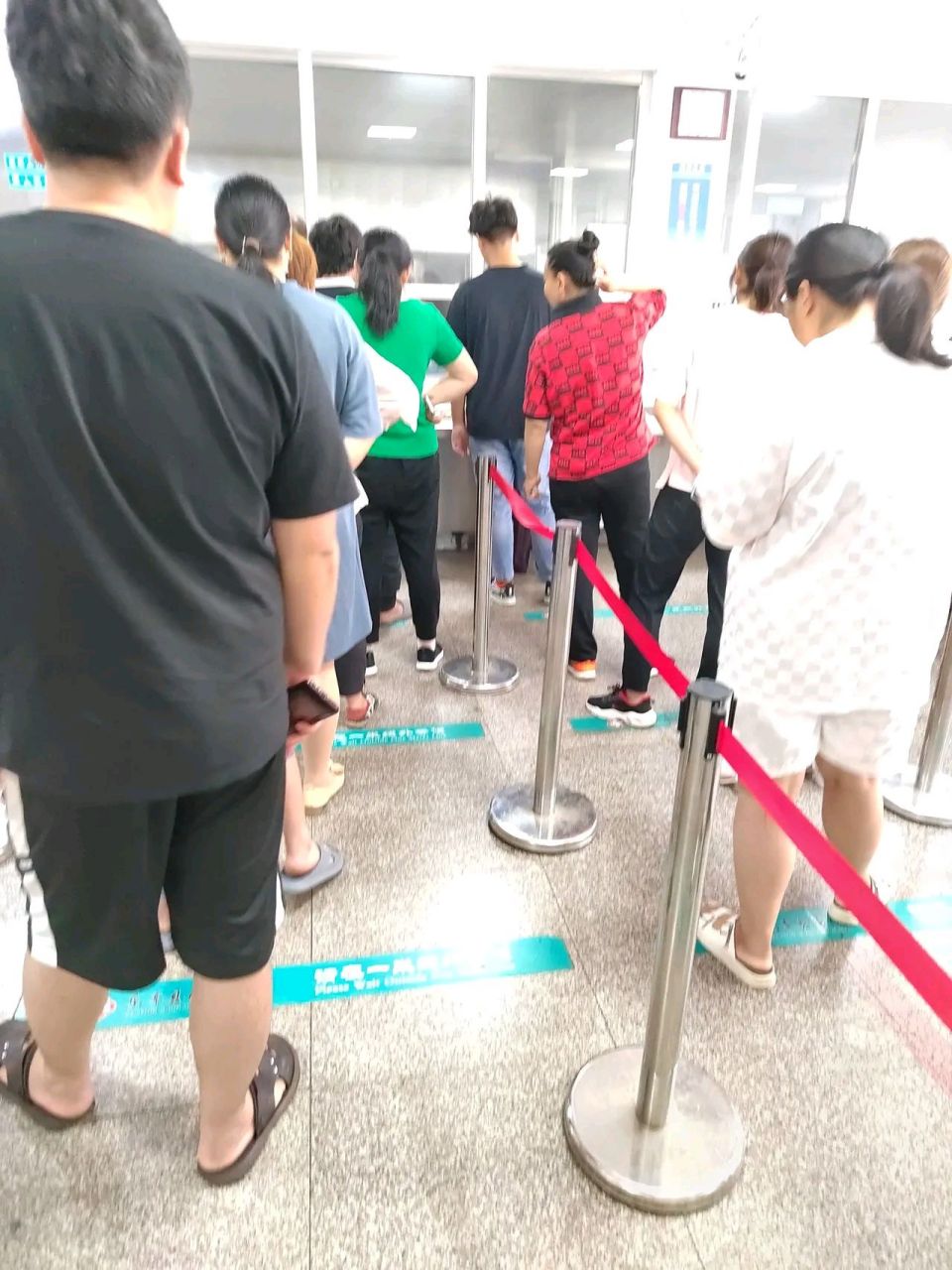 每次去都排队打饭,据说每年承包费就80万,我都担心它能不能把本赚回来