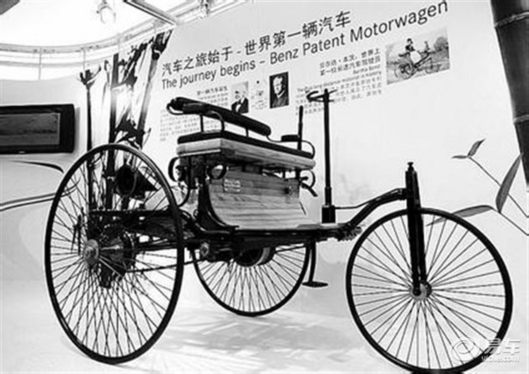 世界上第一辆奔驰车长这样.像不像三轮车?