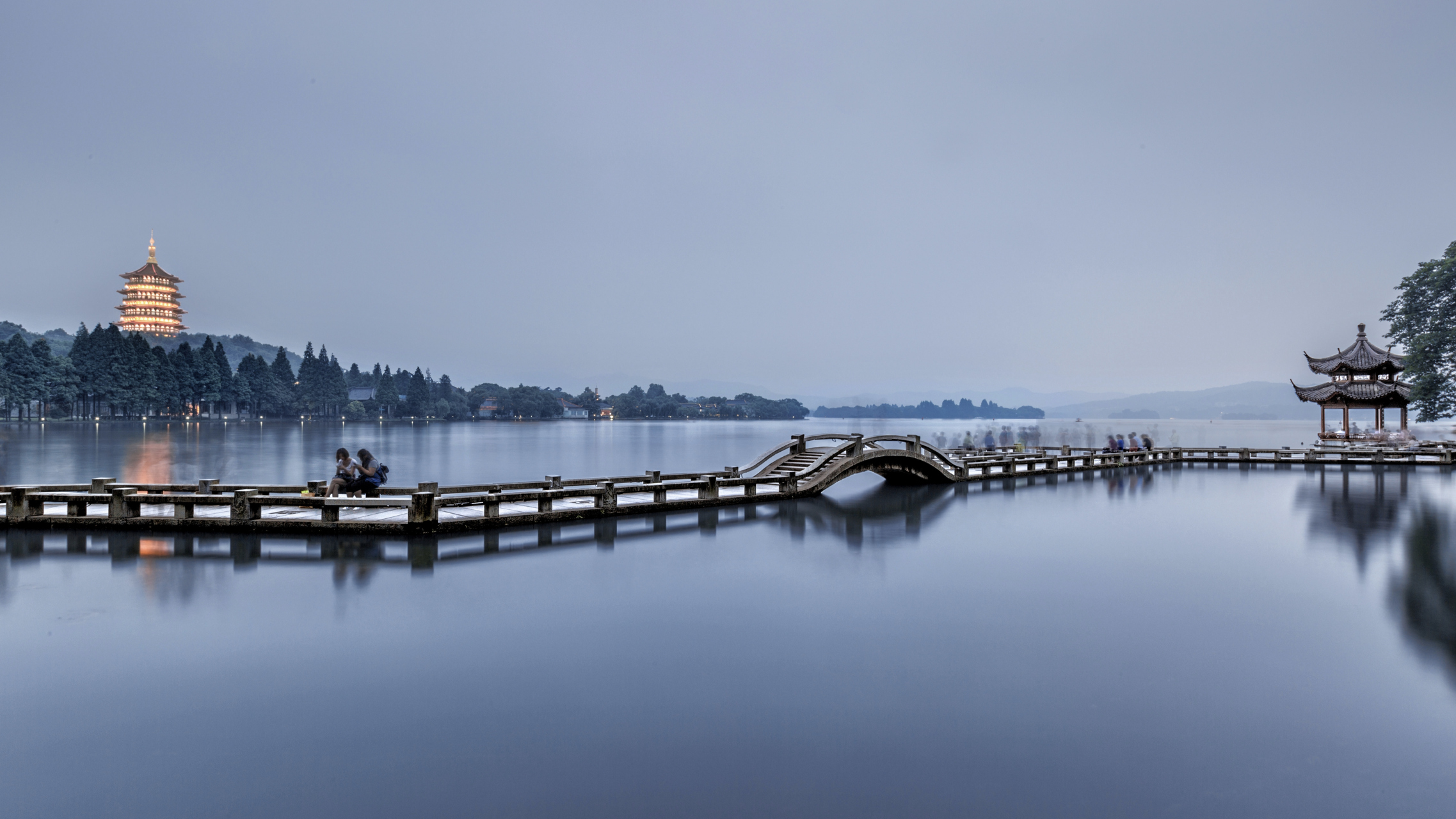 杭州西湖# "杭州西湖:从苏堤春晓到雷峰夕照,美不胜收" 杭州,是一座