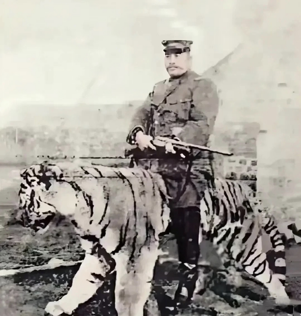 奉系军阀悍将"汤玉麟"的一张老照片,身骑大老虎