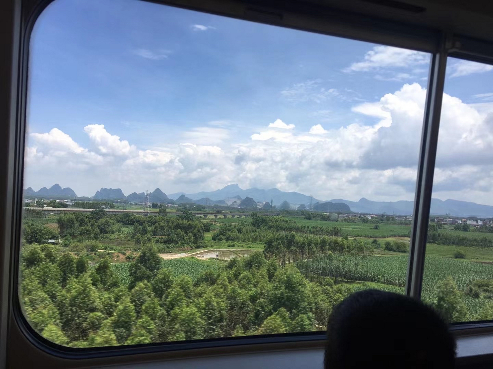 在广西坐动车,路上的风景真的很美.